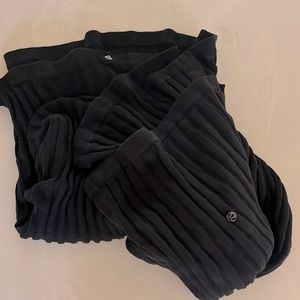 Black lululemon snap scarf / shall